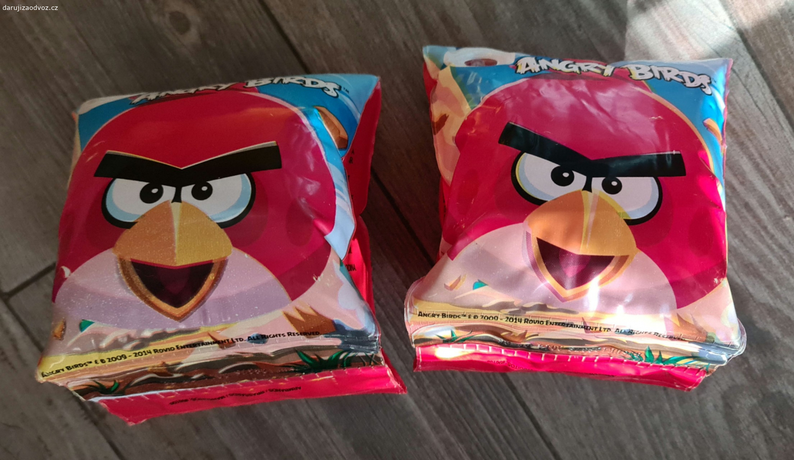 Nafukovací rukávky. Nafukovací rukávky pro děti s motivem Angry Birds. Nevyfukují se, drží takto nafouknuté již několik dní. Pro 18-30kg/3-6 let