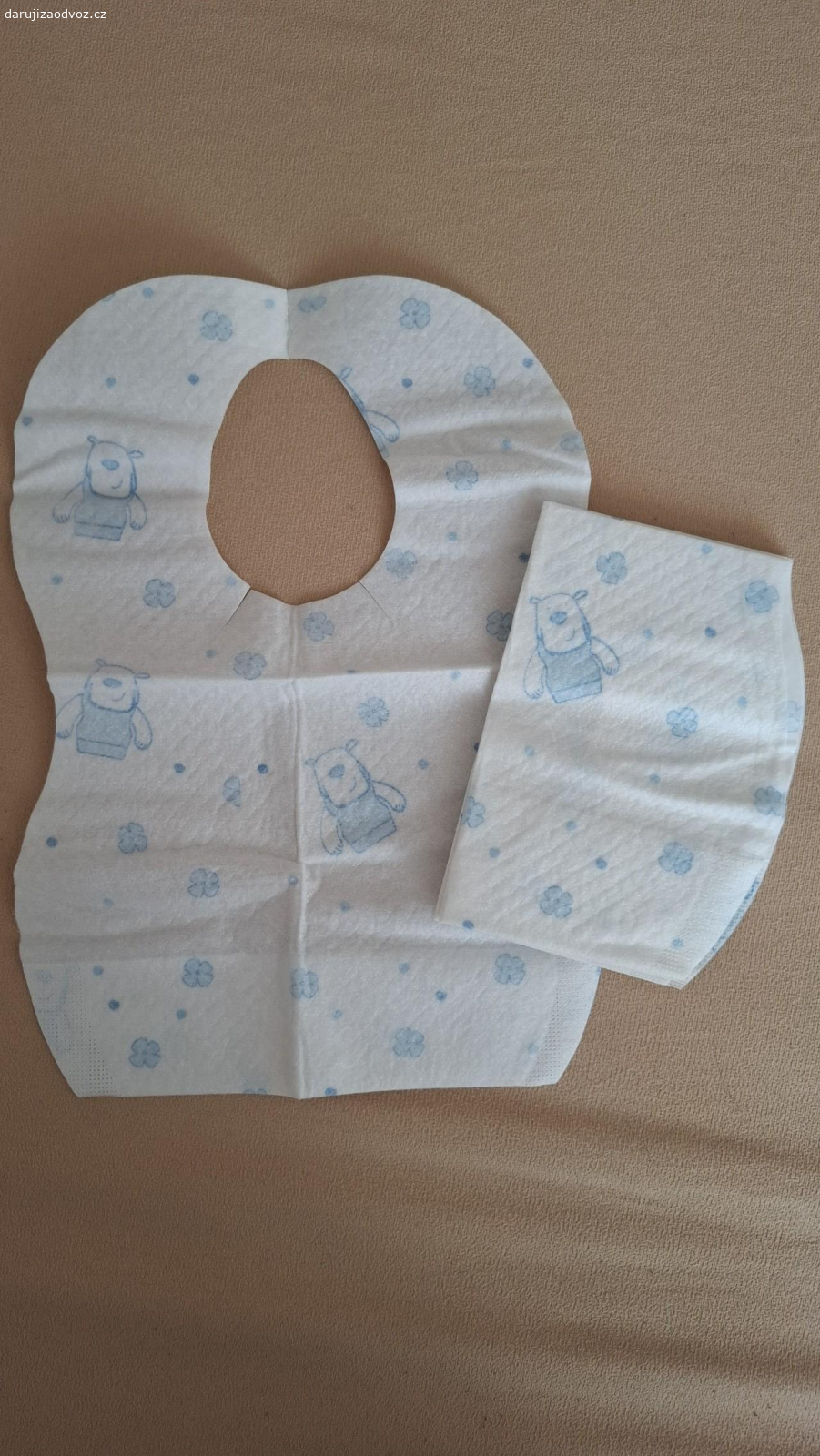 Nálepky,hra,míčky,.... Daruji za odvoz nálepky, papírovou hru,jednorázové bryndáčky, 
míčky - vhodné spíše na hraní pro zvířátka, plastové obaly.
Osobní převzetí v Ostrém Kameni.
Neposílám.