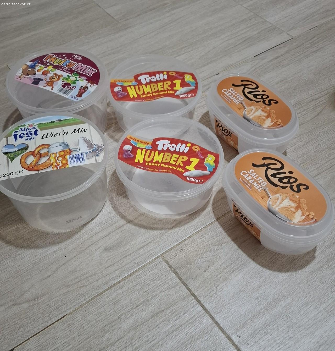 Nálepky,hra,míčky,.... Daruji za odvoz nálepky, papírovou hru,jednorázové bryndáčky, 
míčky - vhodné spíše na hraní pro zvířátka, plastové obaly.
Osobní převzetí v Ostrém Kameni.
Neposílám.