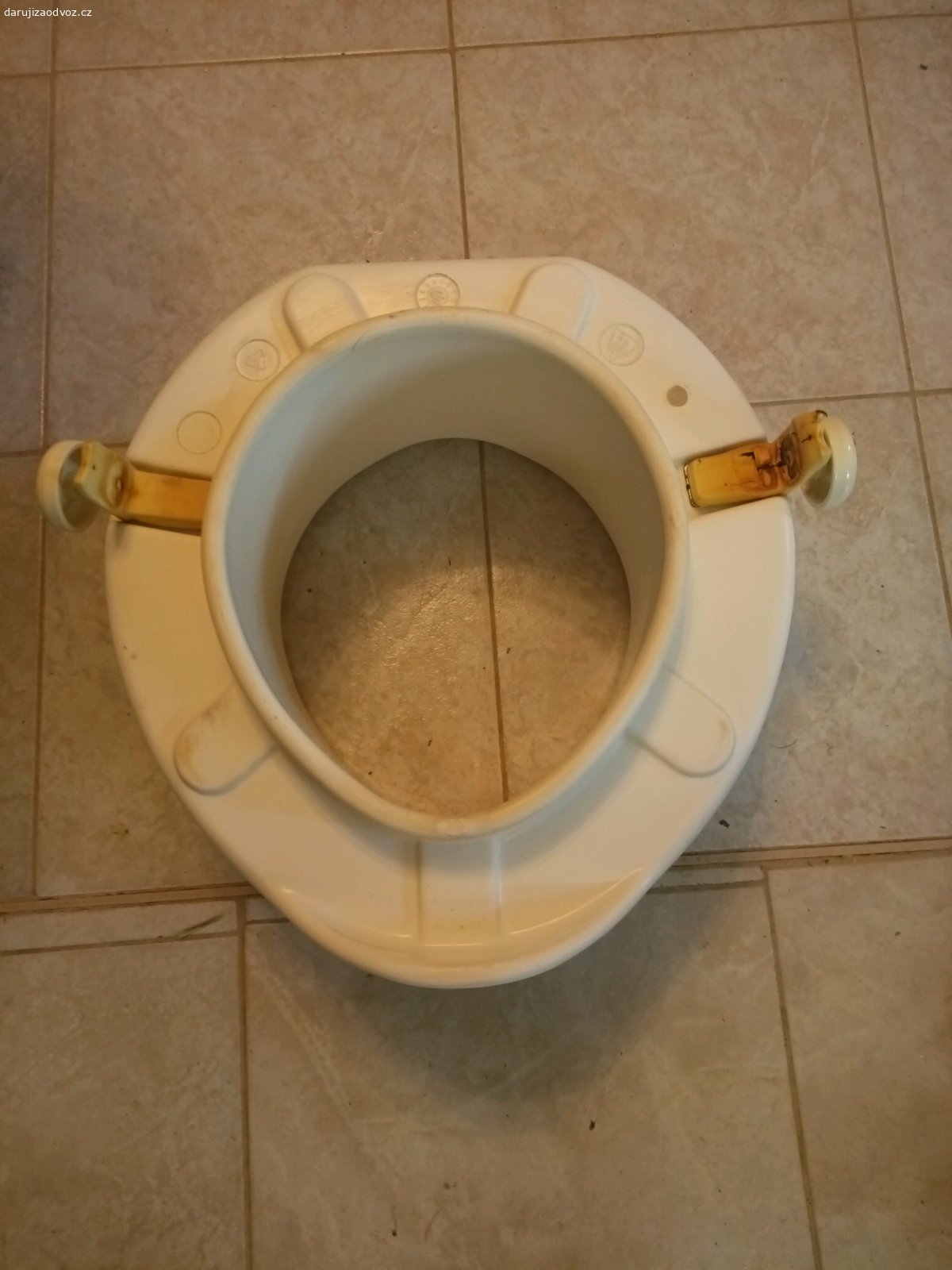 Nástavec na WC. Nástavec na WC. Nosnost 190 kg.
starší, funkční, dva jistící šrouby.
Výška 15 cm
předání možné Praha