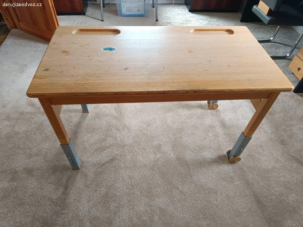 Nastavitelný stůl