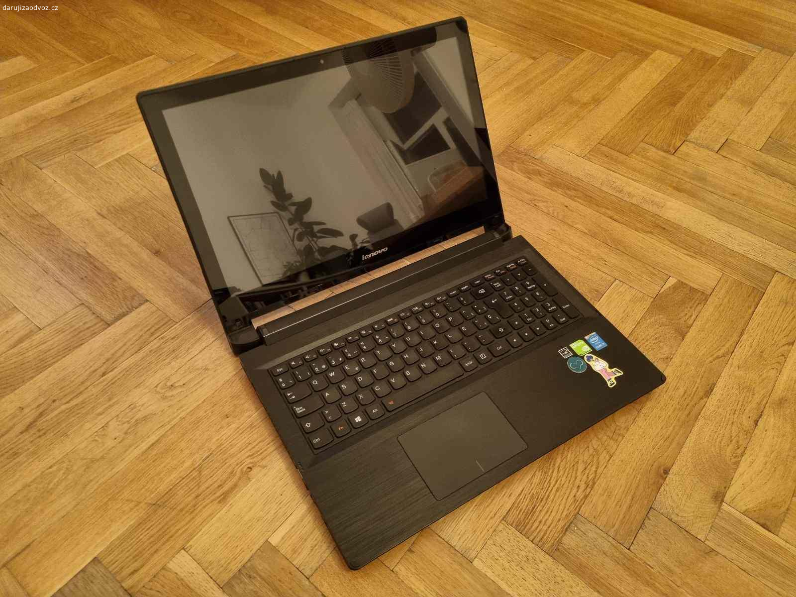 Nefunkční notebook Lenovo Yoga Flex. Určitě nefunguje klávesnice. S dávkou trpělivosti se ale dokáže se zapnout, takže některé komponenty jsou asi ok.