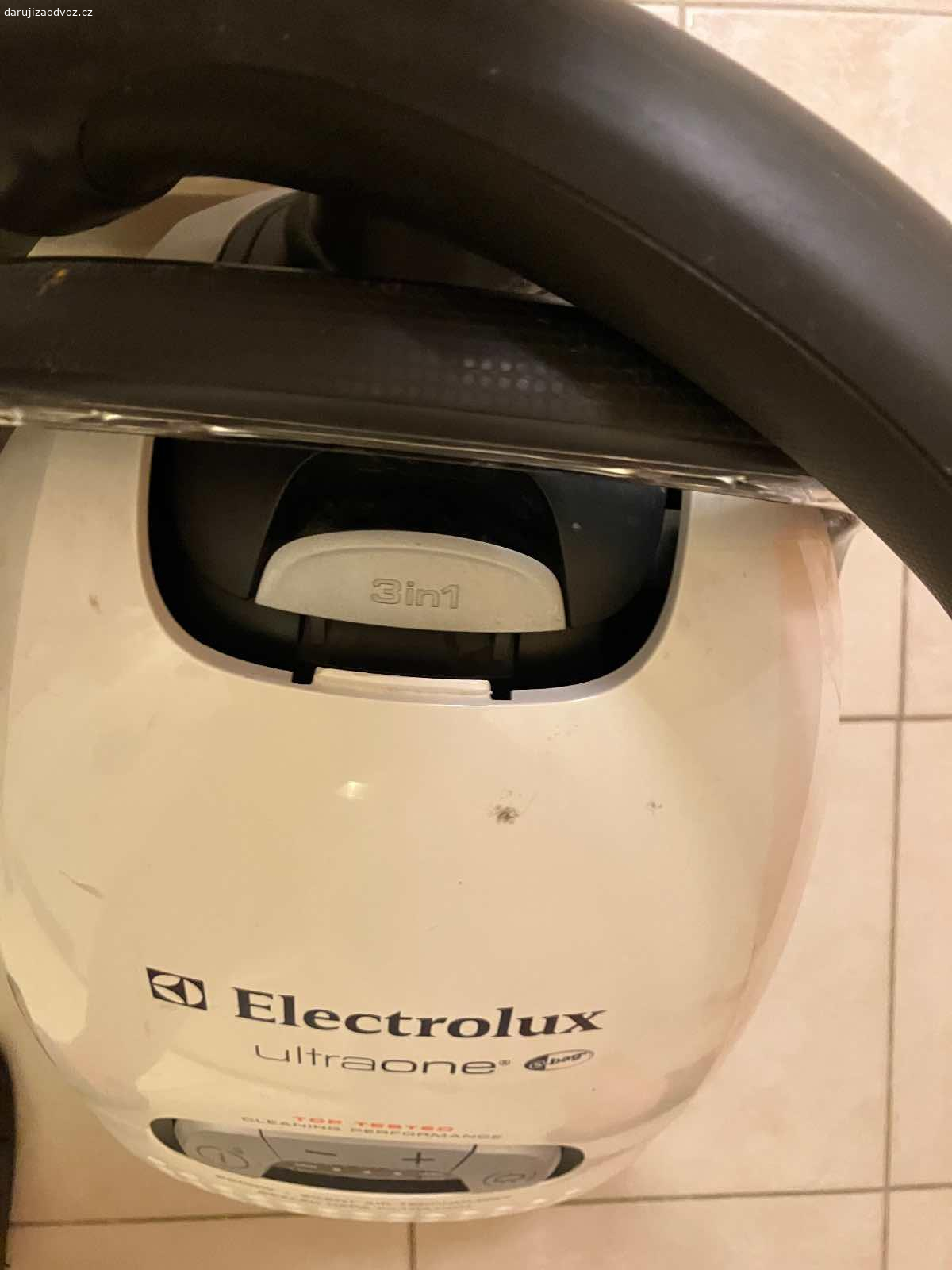 NEFUNKČNÍ!!!! Vysavač Elektrolux Ultraone. Chtěl by někdo na díly/opravu , než vyhodíme NEFUNKČNÍ vysavač ? Při zapojení do sítě někdy štěkne a utichne , někdy ani to ne. Nejde zavřít kryt na sáček . Odběr po domluvě na Praze 8, Nad Okrouhlíkem 2372/12. Musíte si odnést. Je k němu  pouze hadice na fotce