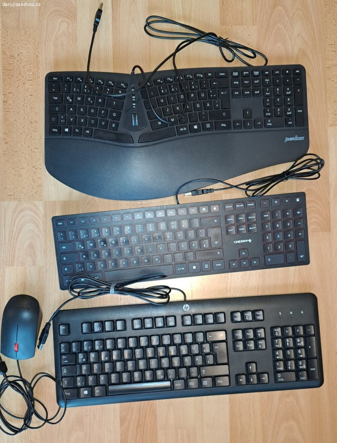 Několik USB klávesnic a USB myš