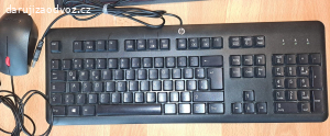 Několik USB klávesnic a USB myš