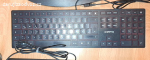 Několik USB klávesnic a USB myš