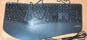 Několik USB klávesnic a USB myš