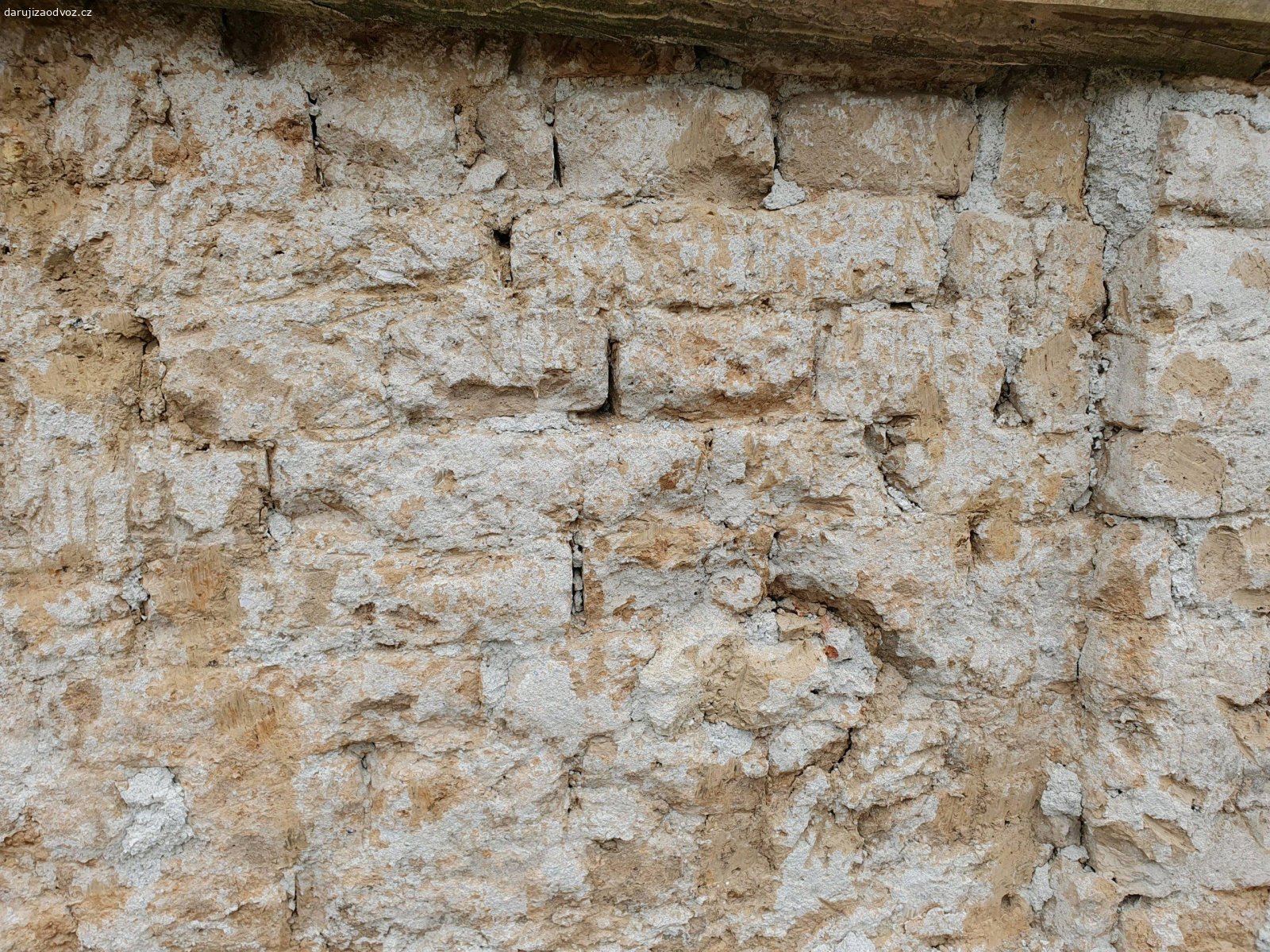 Nepálené cihly vepřovice, spousta!. Darujeme nepálené cihly z demolice domu, s rozebráním pomůžeme, dobrých je 90%, na některé zatíkalo, ty zavezeme na pole.
