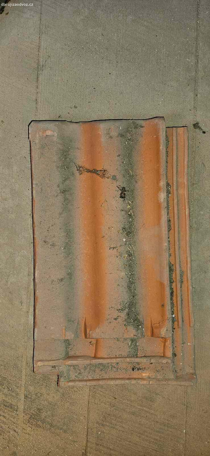 Nepoužité staré střešní tašky. Daruji za odvoz nepoužité staré ( cca 60let) střešní tašky, celkem odhadem 50ks viz foto, které celou dobu byly umístěny na půdě.