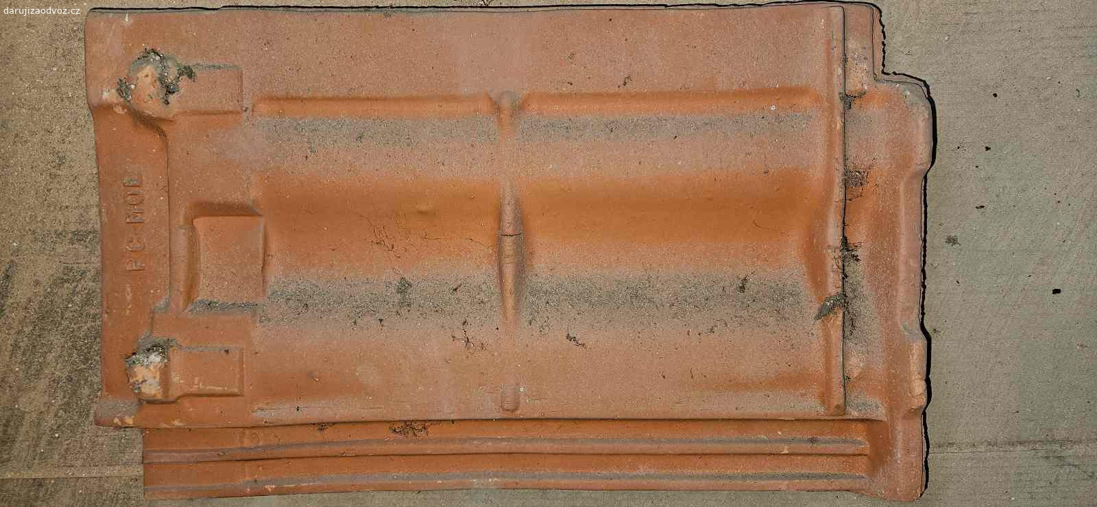 Nepoužité staré střešní tašky. Daruji za odvoz nepoužité staré ( cca 60let) střešní tašky, celkem odhadem 50ks viz foto, které celou dobu byly umístěny na půdě.