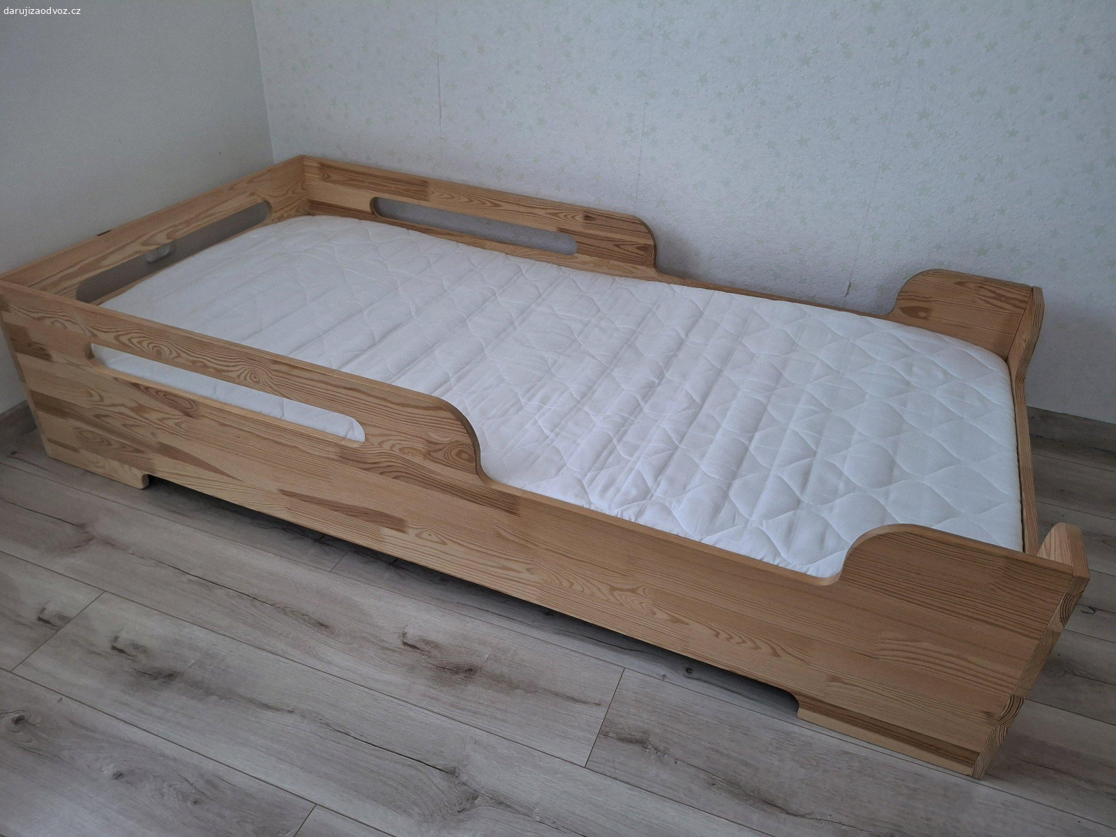 Nizka postel 180x90. Daruji nizkou drevenou postel, jako nova. Matrace uzivana 4 roky, spise na vymenu. Jen osobni odvoz
