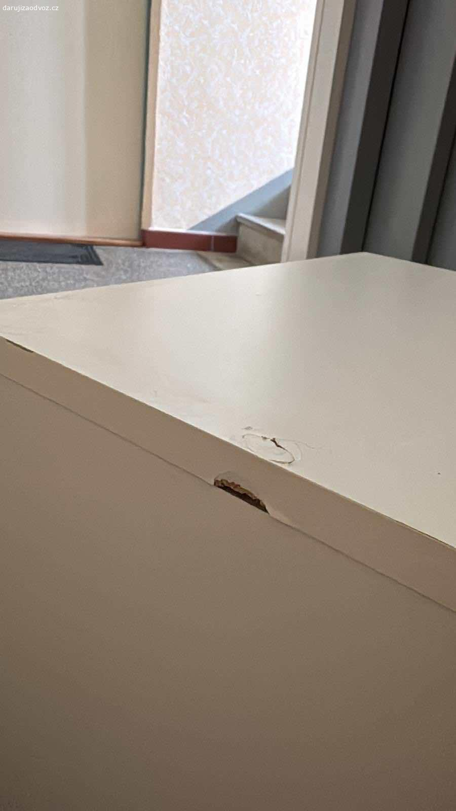 Noční stolek. Drobné poškození viz foto.

Odběr: Plzen