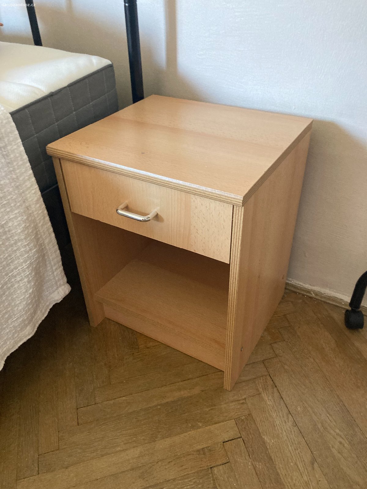 Noční stolek. Robustní, plně funkční, se šuplíkem