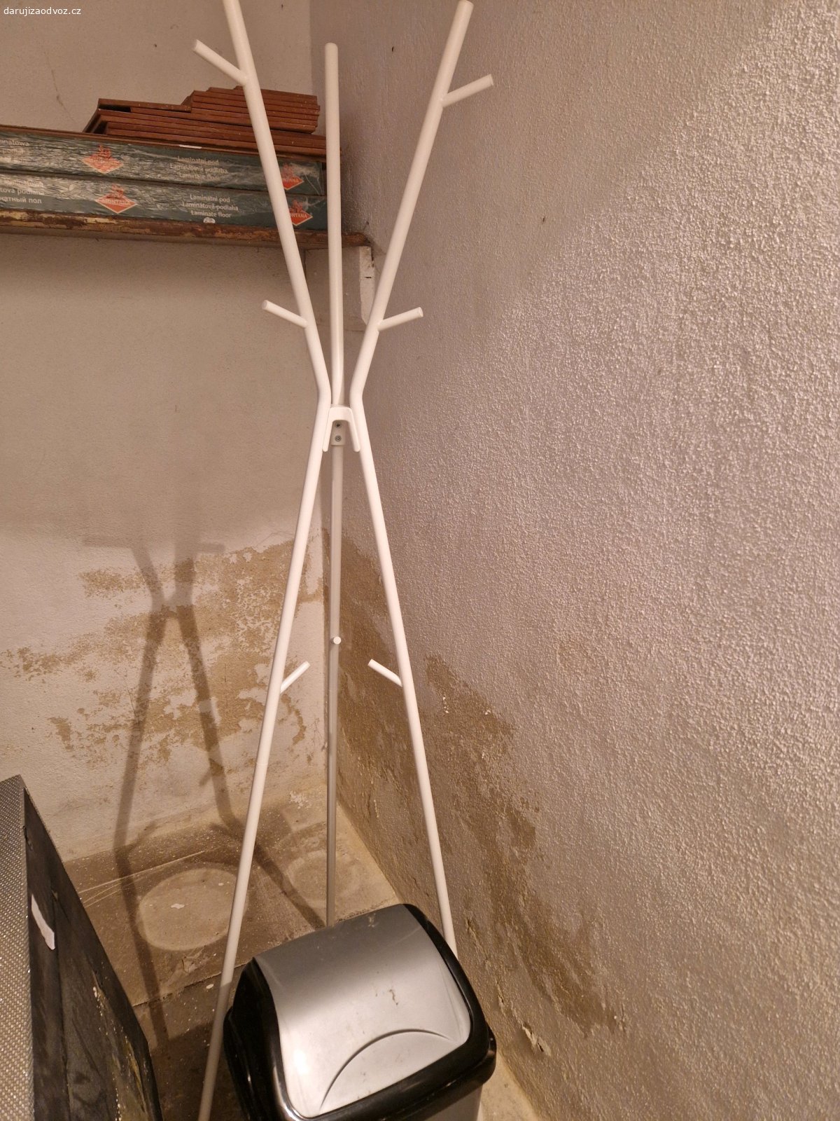 noční stolky, stůl pod televizi. Daruji za odvoz dva noční stolky, dvě lampičky k nočním stolkům, stůl pod televizi (šedá barva), věšák na kabáty, zrcadlo a plastový koš. vše ve velmi dobrém stavu, jen se nám už nehodí do bytu.