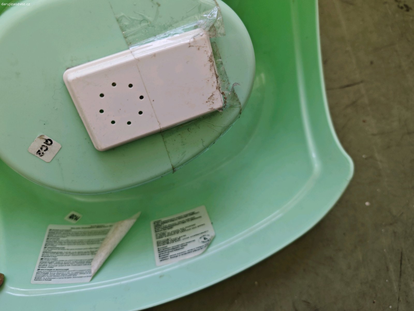 Nočník. Nočník, nikdy nepoužívaný, ale nutno umýt. Hraje při tekutině, ale vhodné koupit novou baterku. Lehký plast.