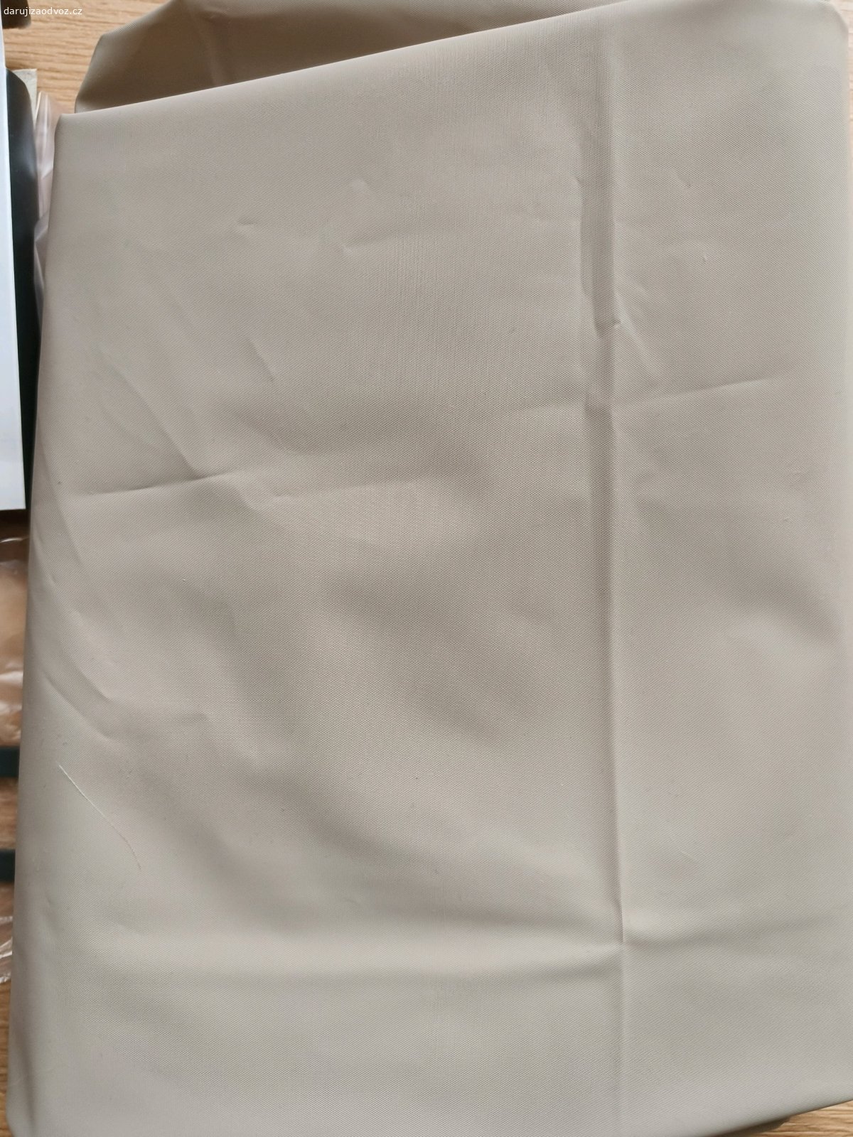 Nový závěs do koupelny. Pouze otevřený, nepoužitý, polyester, pevnější.  Jako odměna potěší balení toaletního papíru není podmínkou.