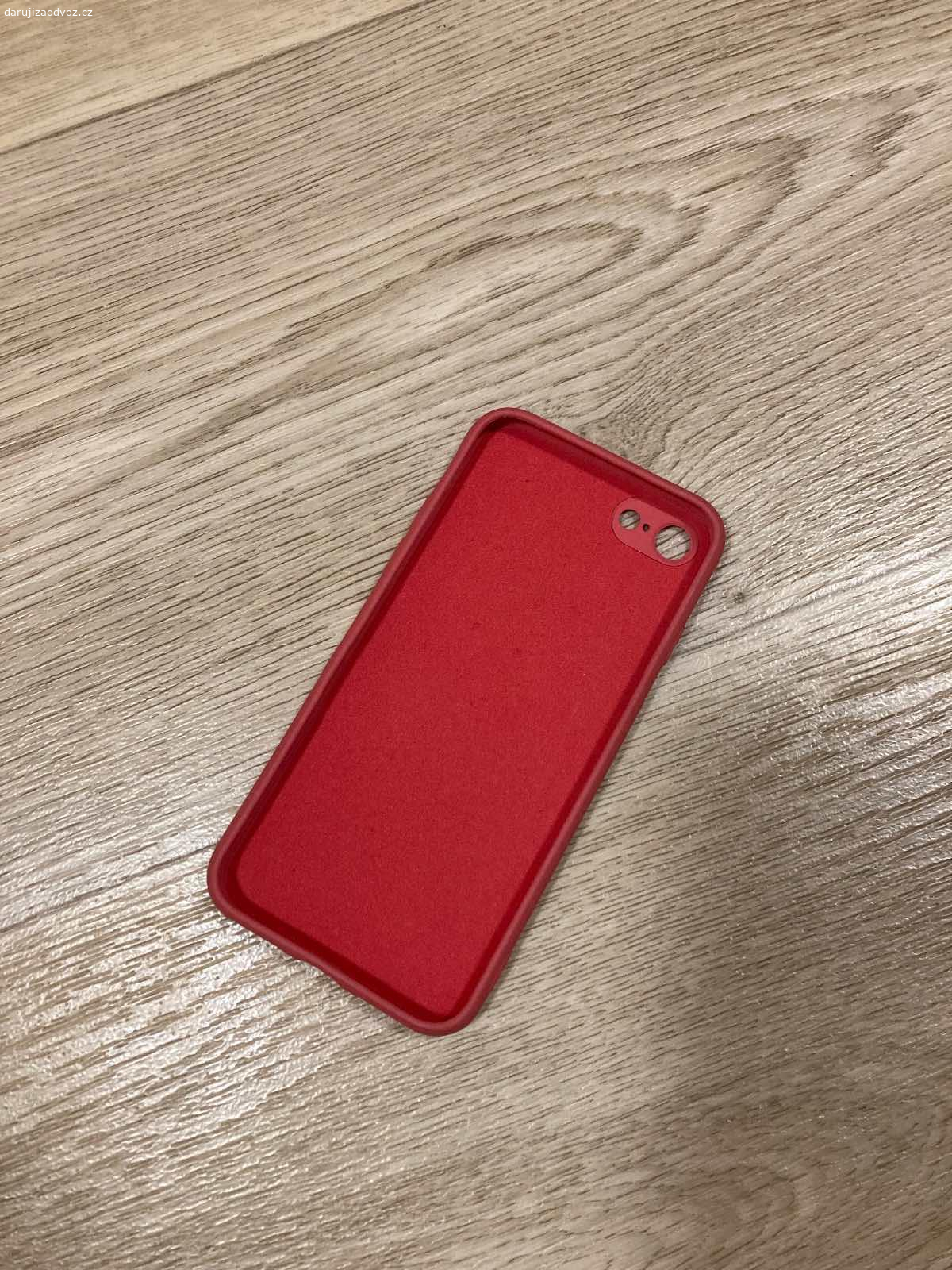 Obal na iPhone SE2020/6/7. Daruji červený obal na iPhone typu 6/7/SE2020. Minimálně používaný.
