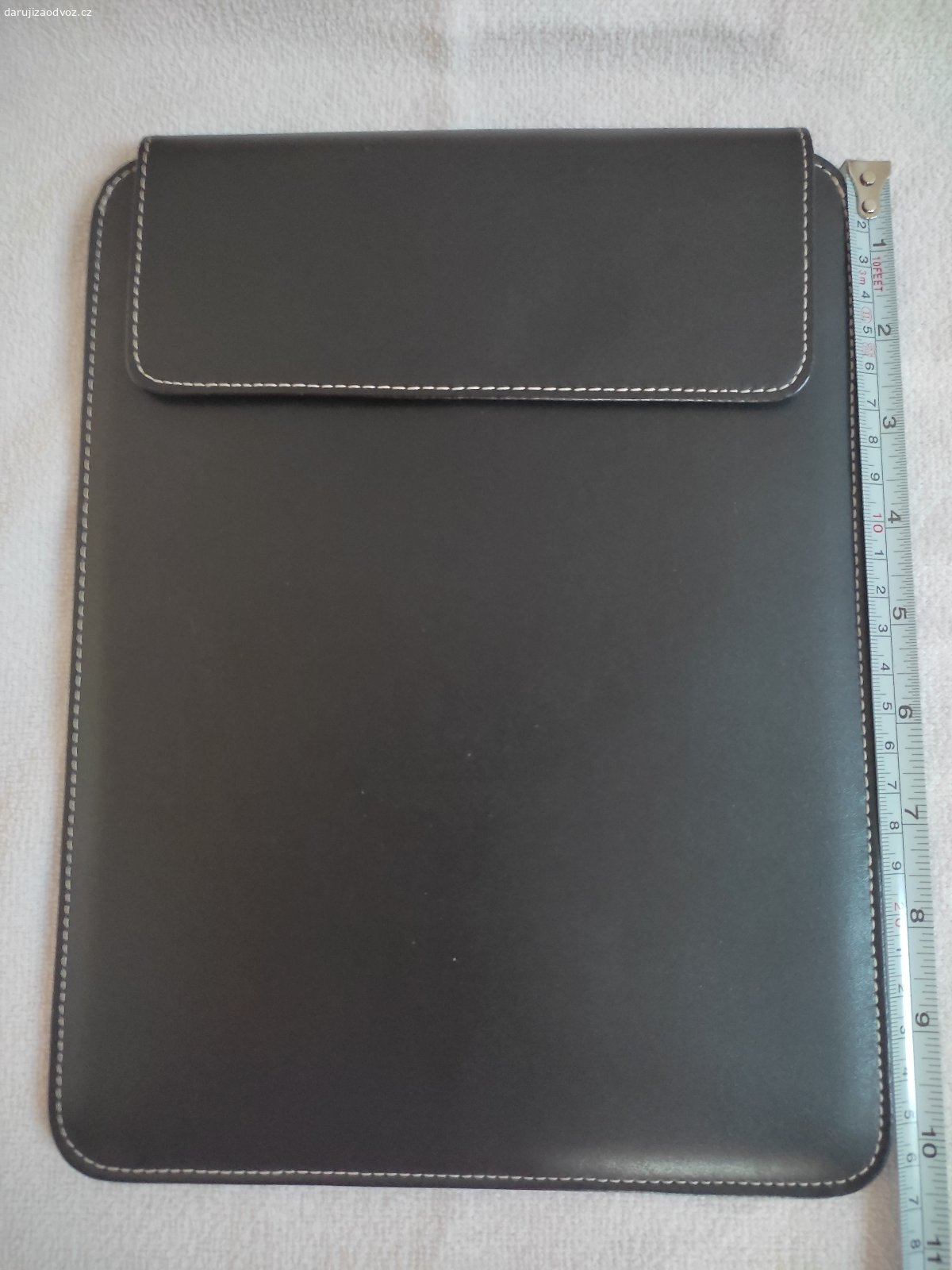 OBAL POUZDRO NA TABLET. Použité párkrát, stav viz fotky.
Značka TCM (Tchibo).
Vnější rozměry cca 21*17 cm.
Barva černá, prošití bílé.
Zapínání na magnet.