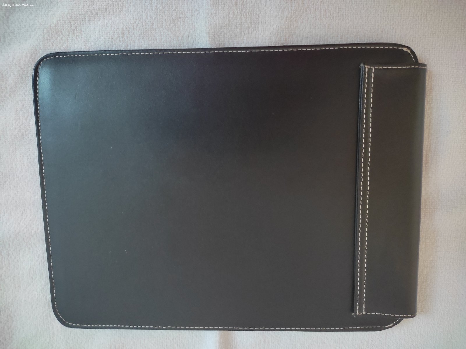 OBAL POUZDRO NA TABLET. Použité párkrát, stav viz fotky.
Značka TCM (Tchibo).
Vnější rozměry cca 21*17 cm.
Barva černá, prošití bílé.
Zapínání na magnet.