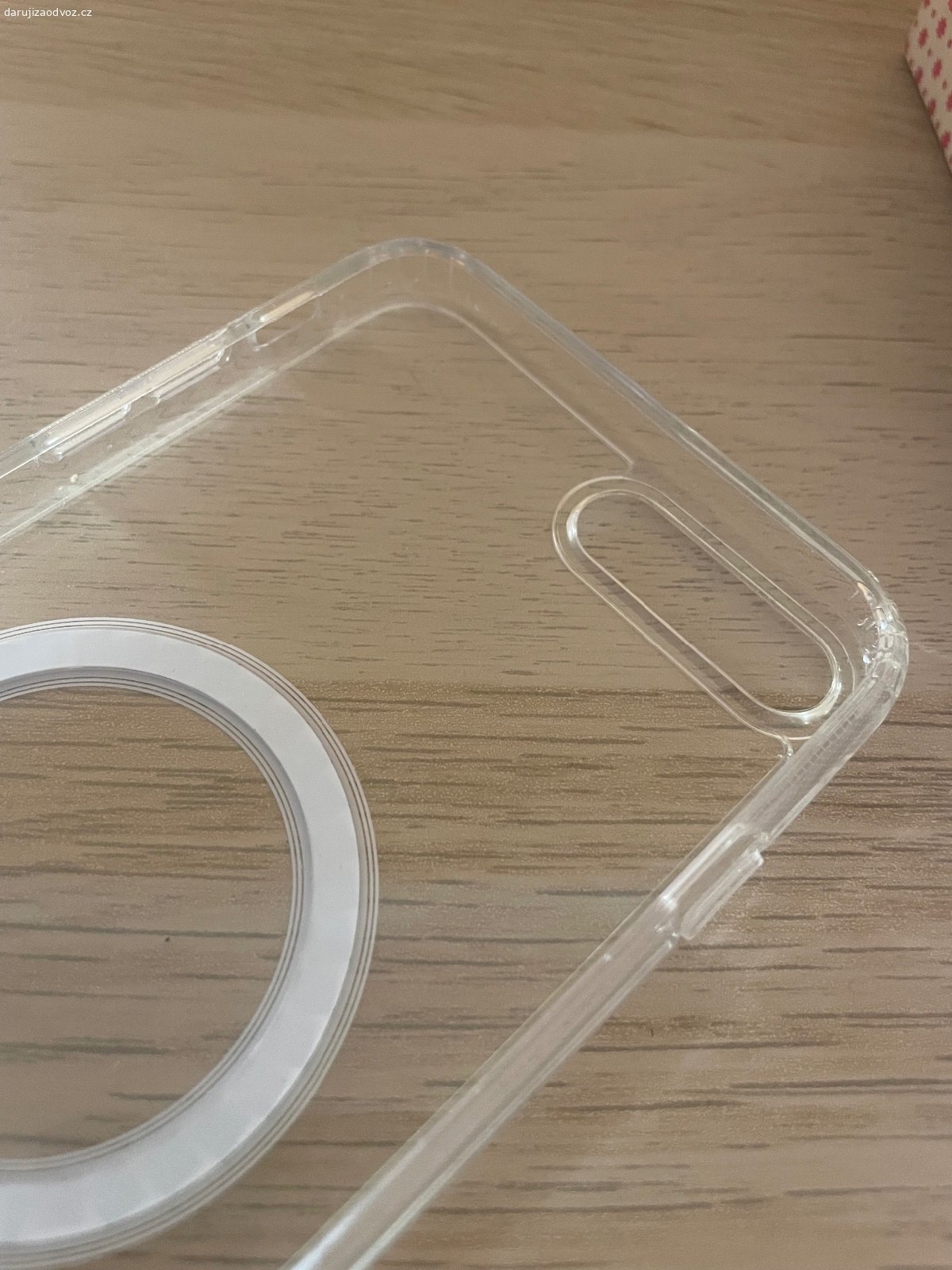 Obal / pouzdro na iPhone 6 plus s Magsafe. Daruji nevyužitý obal / pouzdro na iPhone 6 plus s Magsafe. Materiál guma / silikon. K vyzvednutí po předchozí domluvě na Praze 4. Lze zaslat i Zásilkovnou za kod. Daruji další věci za ODVOZ viz. inzeráty!
