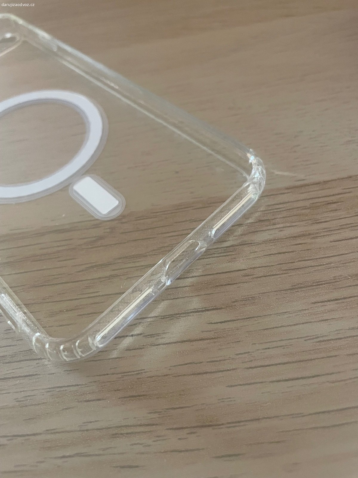 Obal / pouzdro na iPhone 6 plus s Magsafe. Daruji nevyužitý obal / pouzdro na iPhone 6 plus s Magsafe. Materiál guma / silikon. K vyzvednutí po předchozí domluvě na Praze 4. Lze zaslat i Zásilkovnou za kod. Daruji další věci za ODVOZ viz. inzeráty!