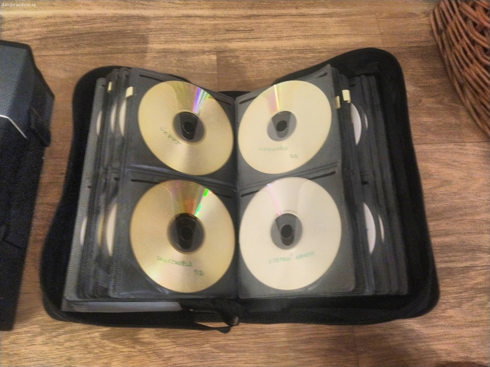 Obaly na CD/DVD. Daruji 3 obaly na CD. Každý obal je na 100 CD.