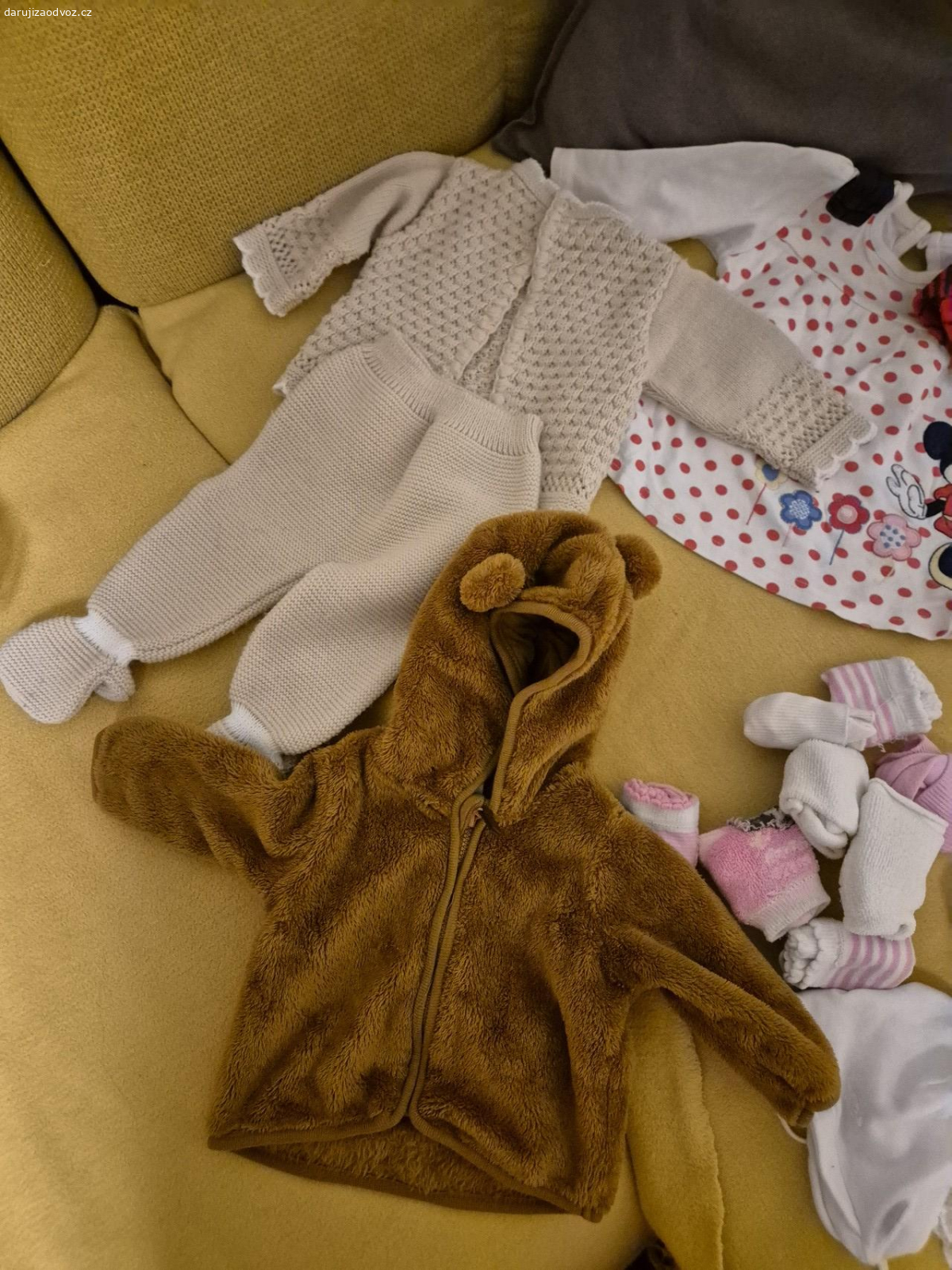 Obleceni 0-3mesice a 3-6mesicu. daruji obleceni po holcicce, neco se da pouzit i pro kluky,pokud bude zajem pro kluka,tak z toho odeberu ty ruzove veci?
je to mix veci, boy,overalky,trika,i cepicky a neco na nohy viz fotky a take nekolik dudliku(vyvarene)