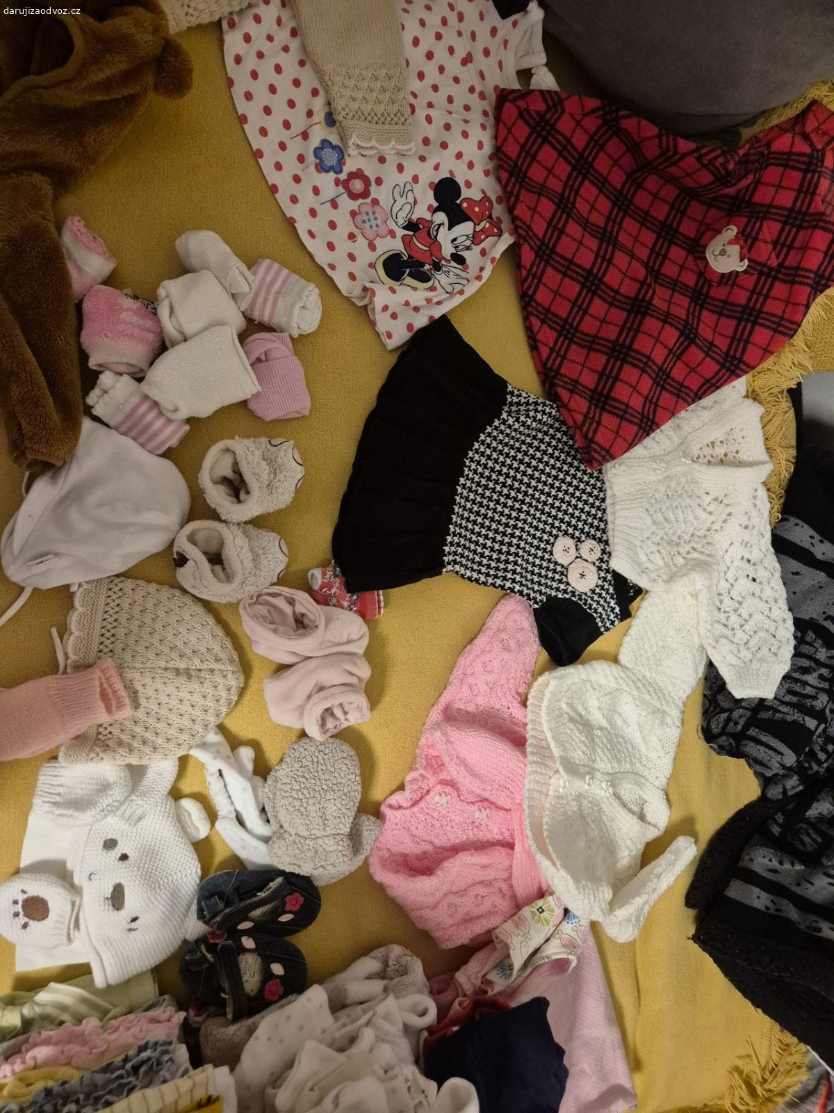 Obleceni 0-3mesice a 3-6mesicu. daruji obleceni po holcicce, neco se da pouzit i pro kluky,pokud bude zajem pro kluka,tak z toho odeberu ty ruzove veci?
je to mix veci, boy,overalky,trika,i cepicky a neco na nohy viz fotky a take nekolik dudliku(vyvarene)