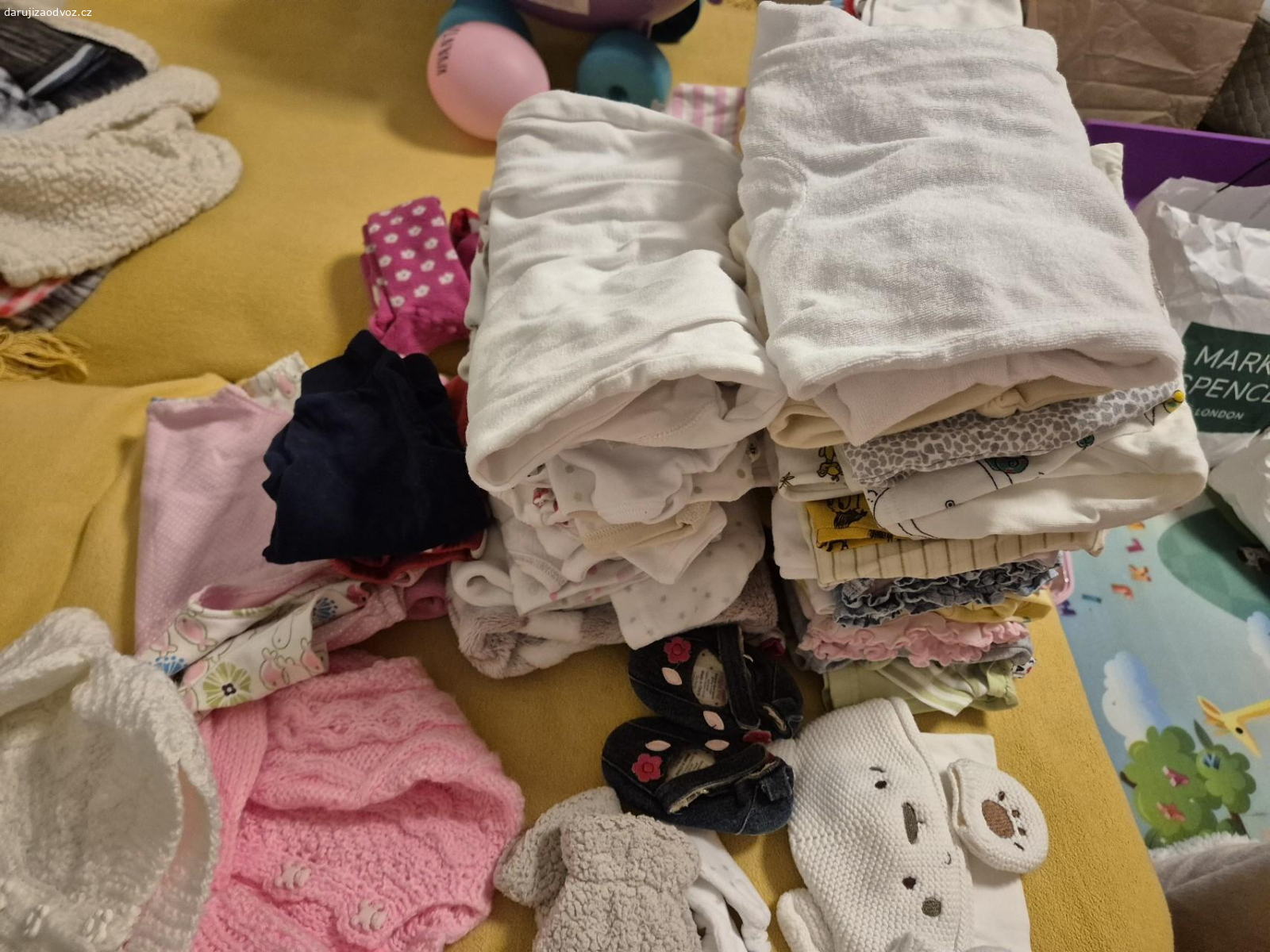 Obleceni 0-3mesice a 3-6mesicu. daruji obleceni po holcicce, neco se da pouzit i pro kluky,pokud bude zajem pro kluka,tak z toho odeberu ty ruzove veci?
je to mix veci, boy,overalky,trika,i cepicky a neco na nohy viz fotky a take nekolik dudliku(vyvarene)