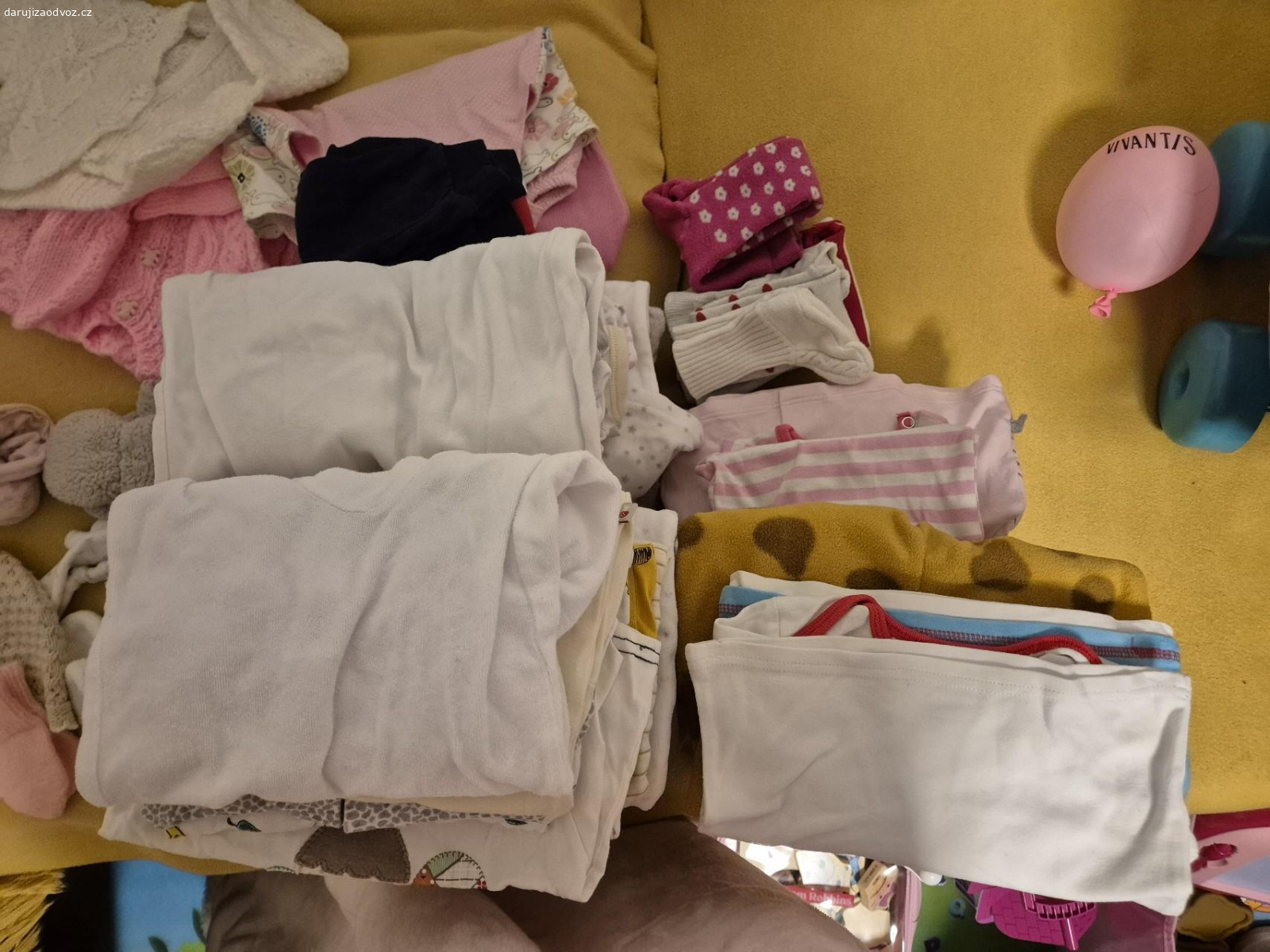 Obleceni 0-3mesice a 3-6mesicu. daruji obleceni po holcicce, neco se da pouzit i pro kluky,pokud bude zajem pro kluka,tak z toho odeberu ty ruzove veci?
je to mix veci, boy,overalky,trika,i cepicky a neco na nohy viz fotky a take nekolik dudliku(vyvarene)