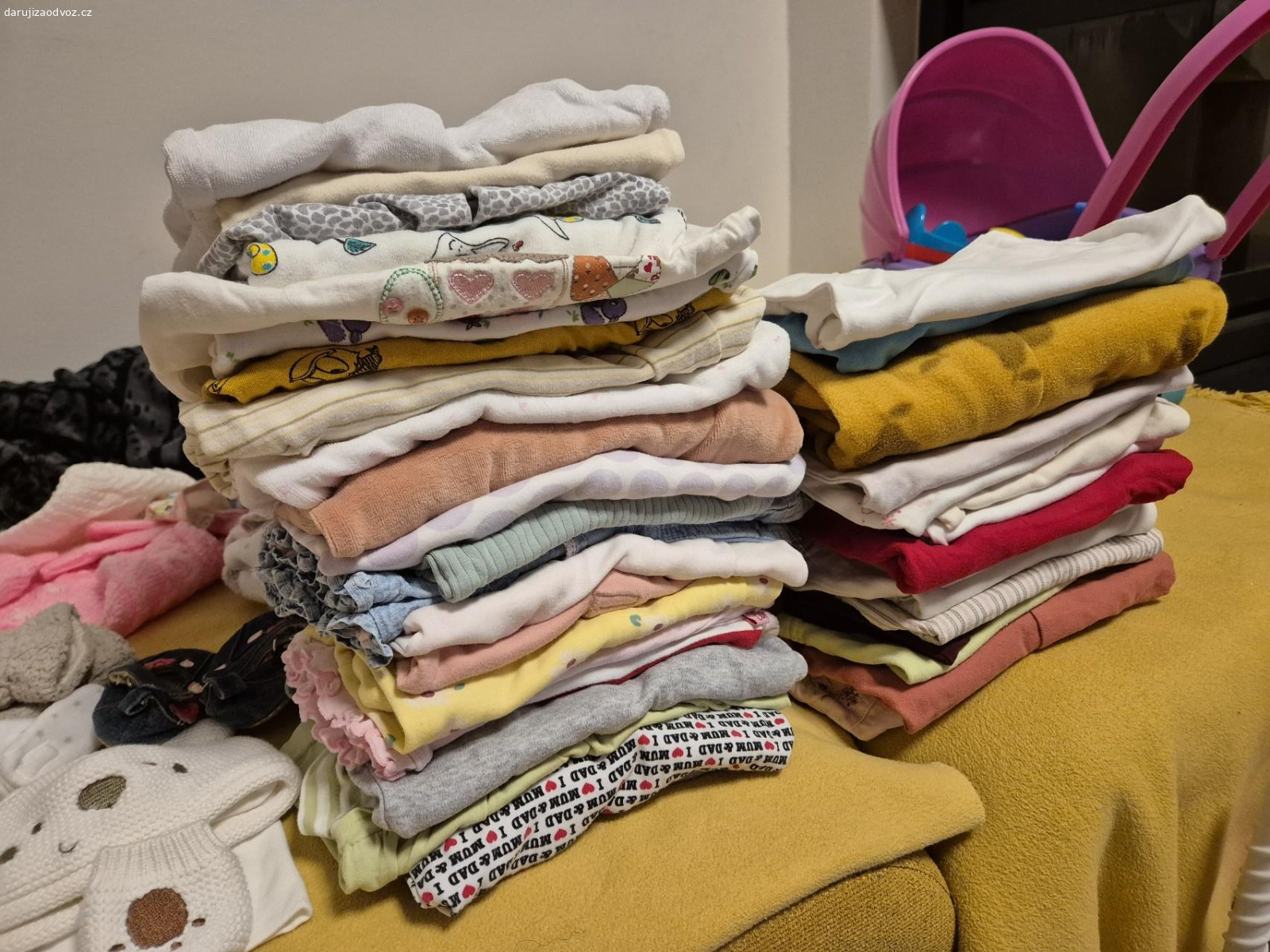 Obleceni 0-3mesice a 3-6mesicu. daruji obleceni po holcicce, neco se da pouzit i pro kluky,pokud bude zajem pro kluka,tak z toho odeberu ty ruzove veci?
je to mix veci, boy,overalky,trika,i cepicky a neco na nohy viz fotky a take nekolik dudliku(vyvarene)