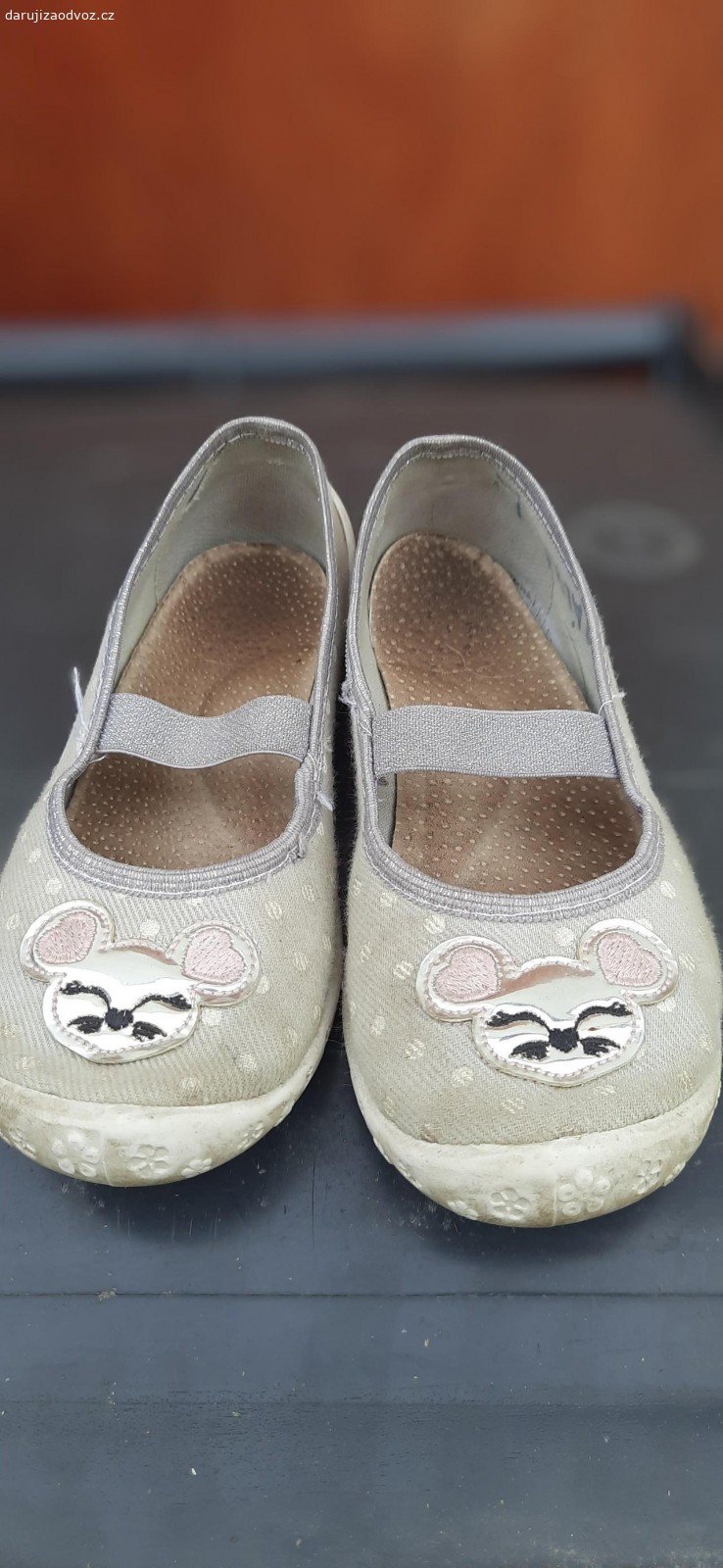 oblečení a boty na dítě 4az6let. daruji boty a oblečení na dítě od 4 let. osobní odběr Orlická ulice 252 Hradec Králové