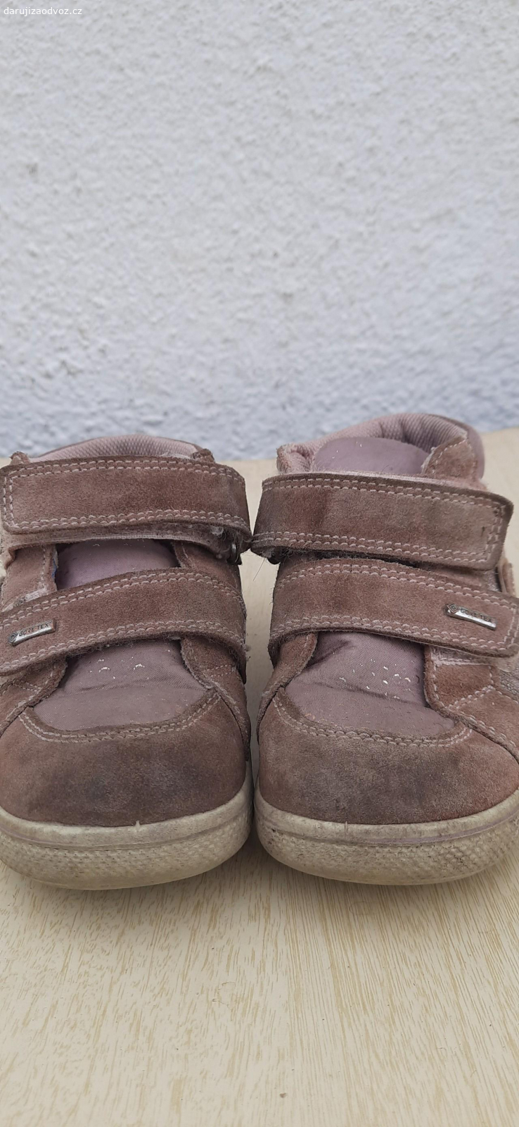 oblečení a boty na dítě 4az6let. daruji boty a oblečení na dítě od 4 let. osobní odběr Orlická ulice 252 Hradec Králové