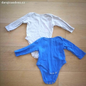 Oblečení a hračky pro miminko