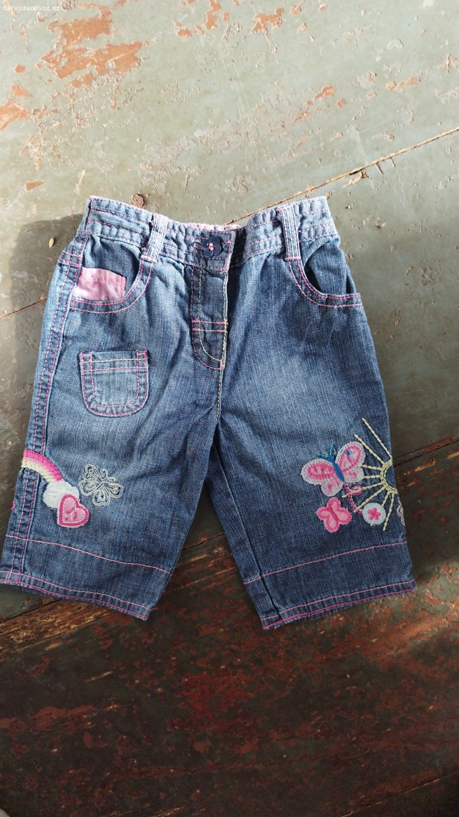 oblečení na holčičku 0 až 1 rok. daruji oblečení na holčičku bundy bodýčka kalhoty tepláky šatičky a podobně plus nějaké plyšové hračky spěchá