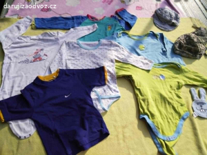 Oblečení na kluka cca 1 rok, hračky - mašinky