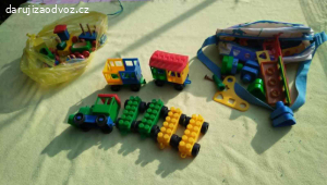 Oblečení na kluka cca 1 rok, hračky - mašinky