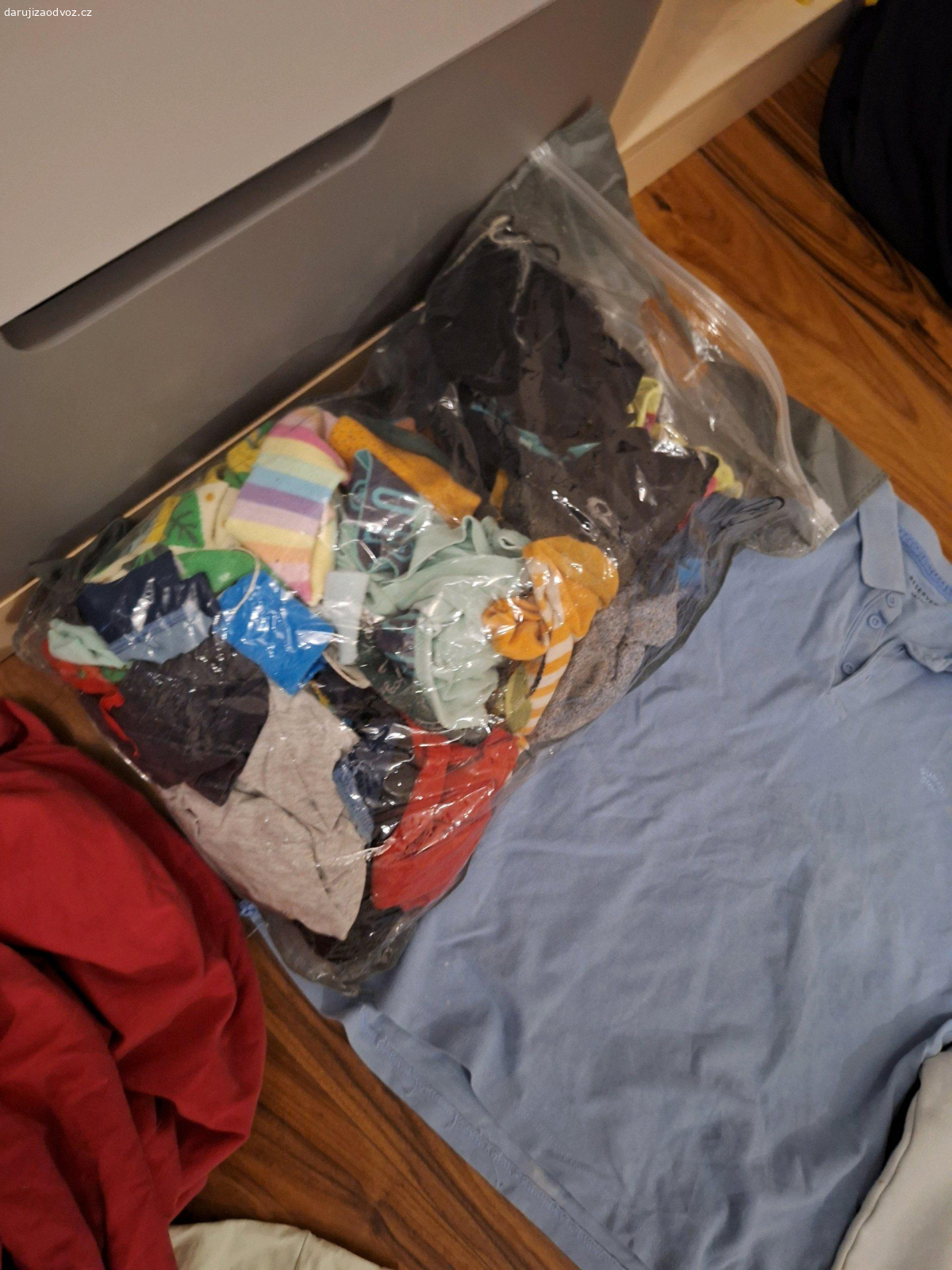 oblečení na látku / něco na donošení. 1.taška s starými ponožkami/slipy nesmrdí nic jsou vyprané 
2.košilové tričko má malý bílí flek na zádech 
3.mikina má 2 flíčky viz foto
4lněné kalhoty mají díru na zadlu strácí barvu
5prostěradlo má díru 
6/7 trička 1. má 2 flícky 2. je troxhu odbarvené měnící nápis
8tílko pokreslené