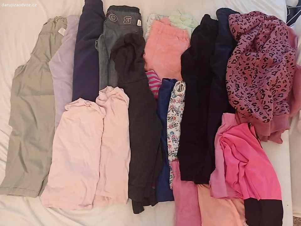 Oblečení pro kluka a holku 134-152. Daruji oblečení pro kluka a holku 134-152, kalhoty, bundy, trička.