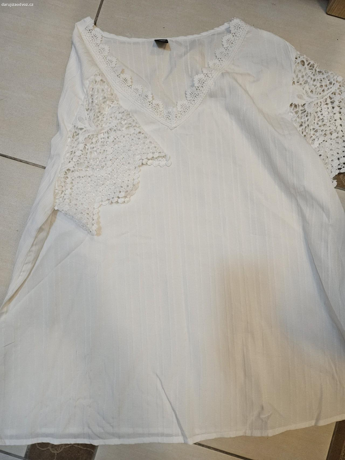 Oblečení. Daruji bílé tričko s krátkým rukávem z lehkého materiálu.  Vel .XL. Nenošené. Kalhoty letní.  Dlouhé.  Rozparek vepředu na nohavici.