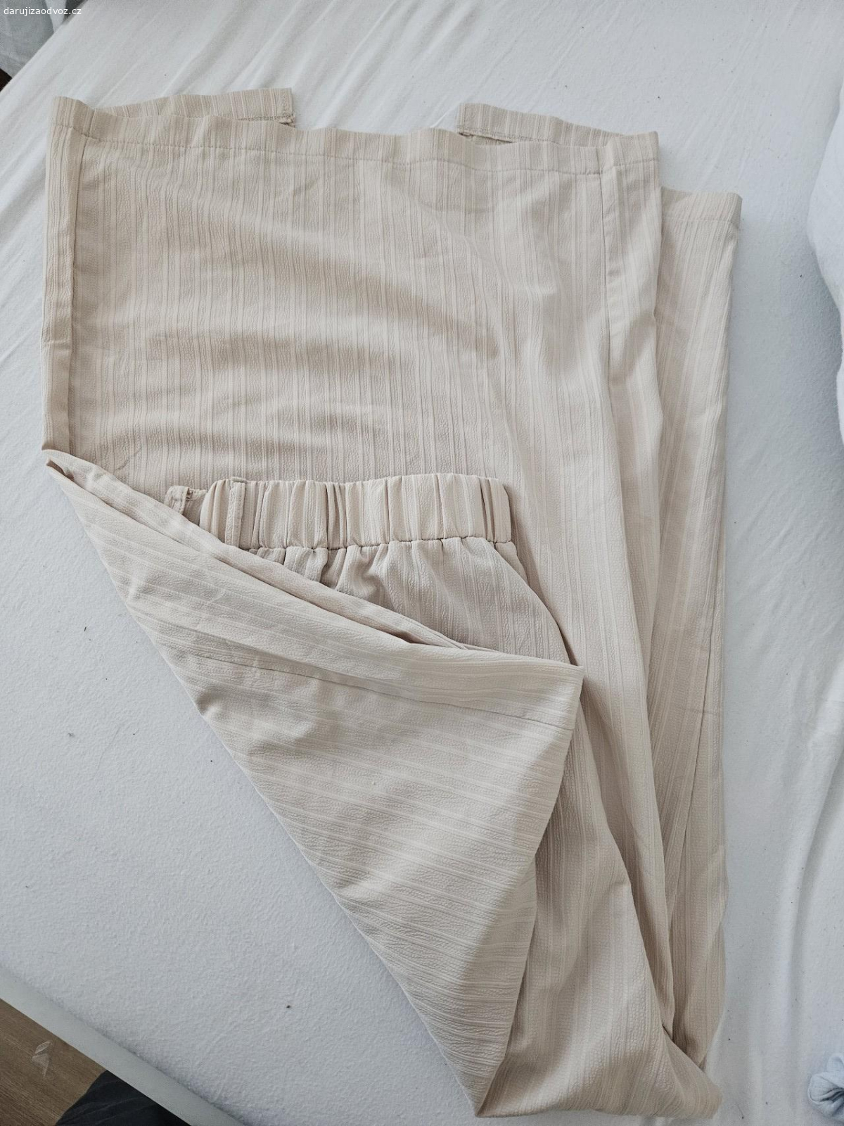 Oblečení. Daruji bílé tričko s krátkým rukávem z lehkého materiálu.  Vel .XL. Nenošené. Kalhoty letní.  Dlouhé.  Rozparek vepředu na nohavici.