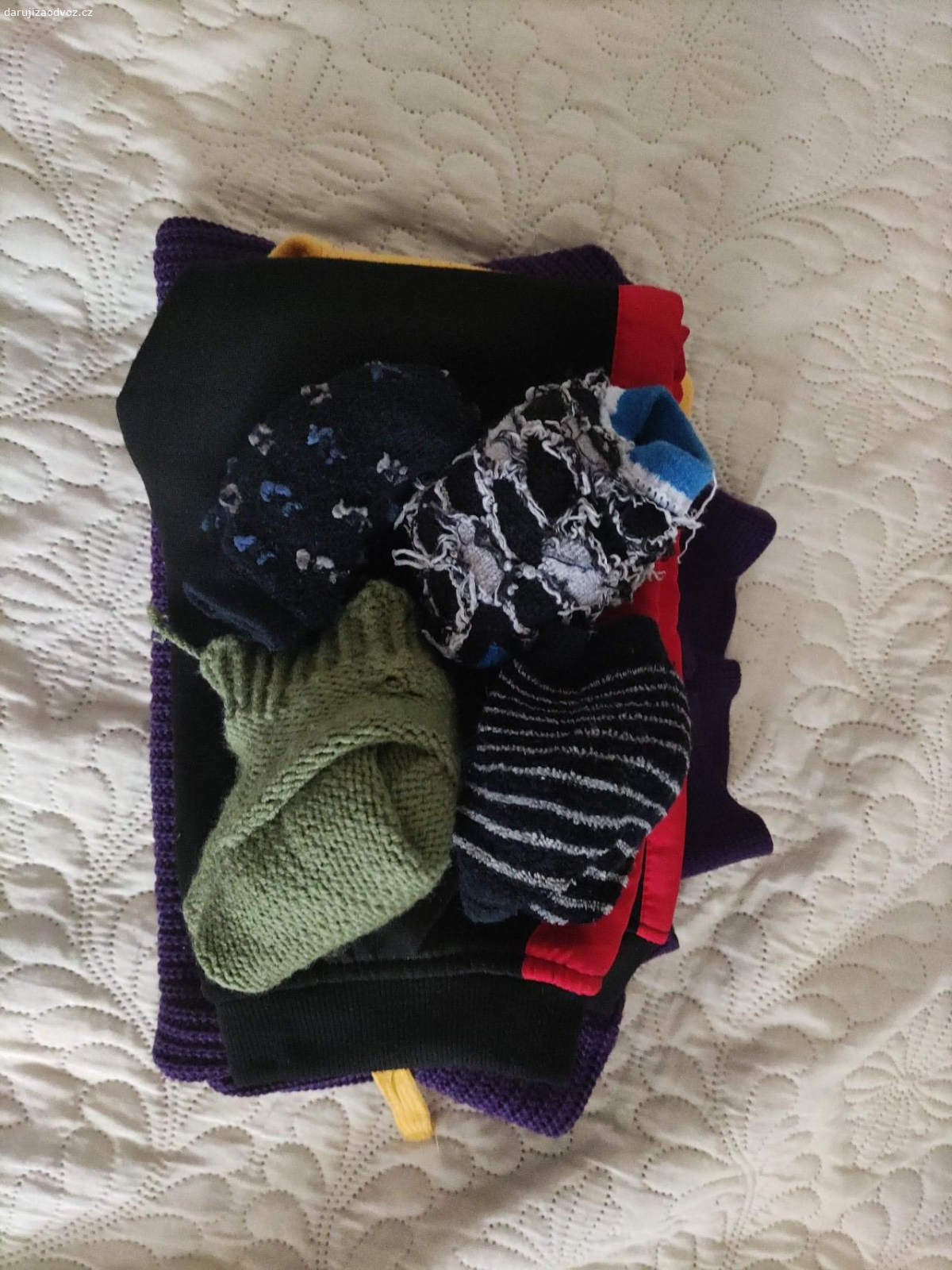 oblečenie pre chlapčeka 98/110. 2 ks teplákov, 1 sveter, 4 hrubšie ponožky. skôr na doma/ ihrisko
