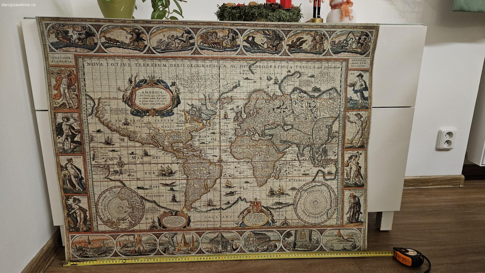 Obraz mapa světa - složené puzzl. Velikost 98x75 cm. Má to dvě úchytky k připevnění na stěnu.