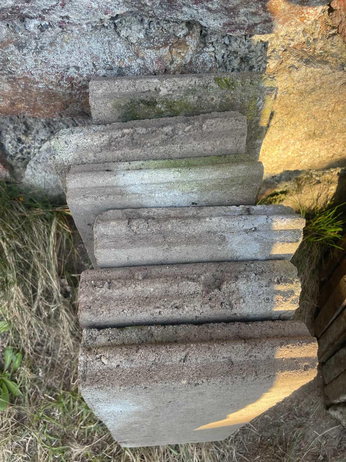 Betonový obrubník - 50 x 20 cm (6ks) - ZA ODVOZ. Daruji ZA ODVOZ betonový obrubník, rozměr: 50 x 20 cm (6ks). K vyzvednutí po předchozí domluvě u Zbečna na Rakovnicku (50 min od Prahy). Daruji další věci za ODVOZ viz. inzeráty!