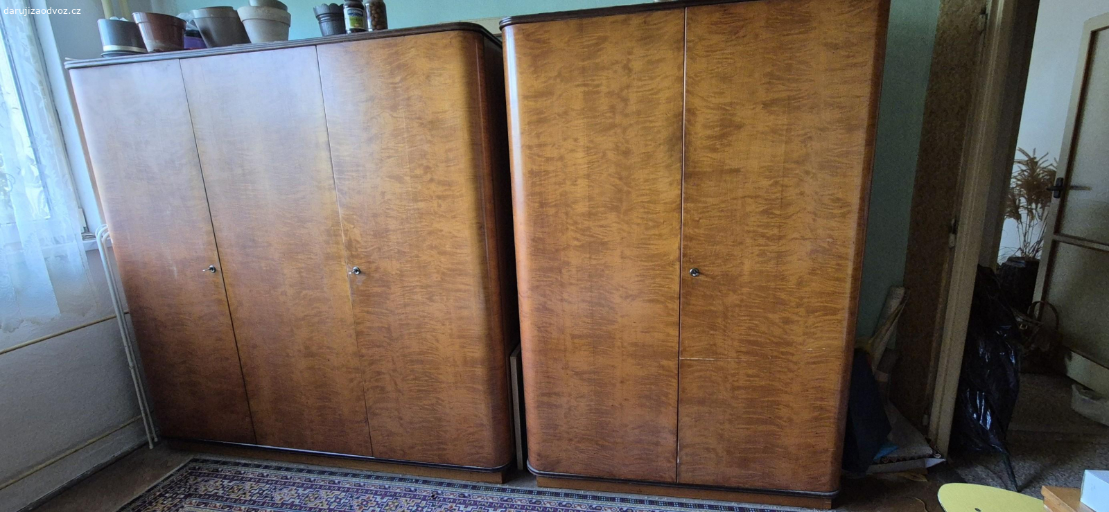 obývací stěna a 2ks šatní skříně. daruji za odvoz obývací stěnu a 2ks šatní skříně