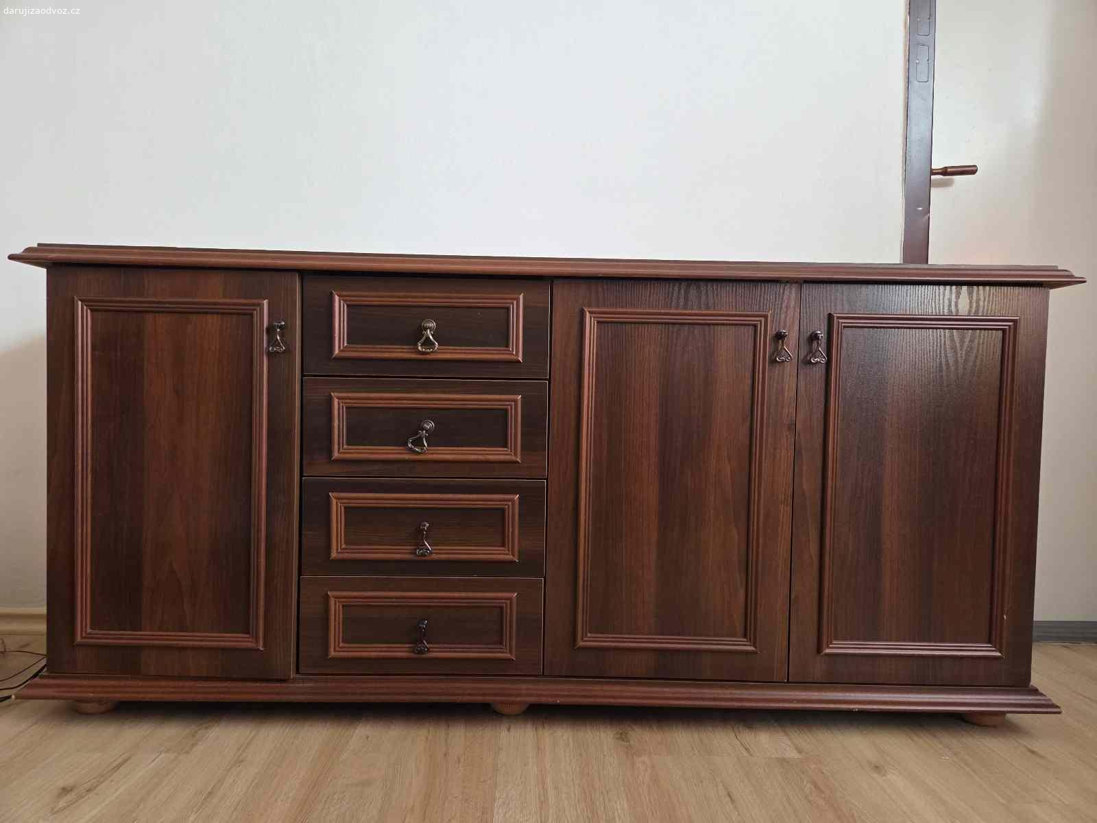 Obývací stěna a příborník. Daruji obývací stěnu s příborníkem. 
Ve skvělém stavu z nekuřácké udržované domácnosti.