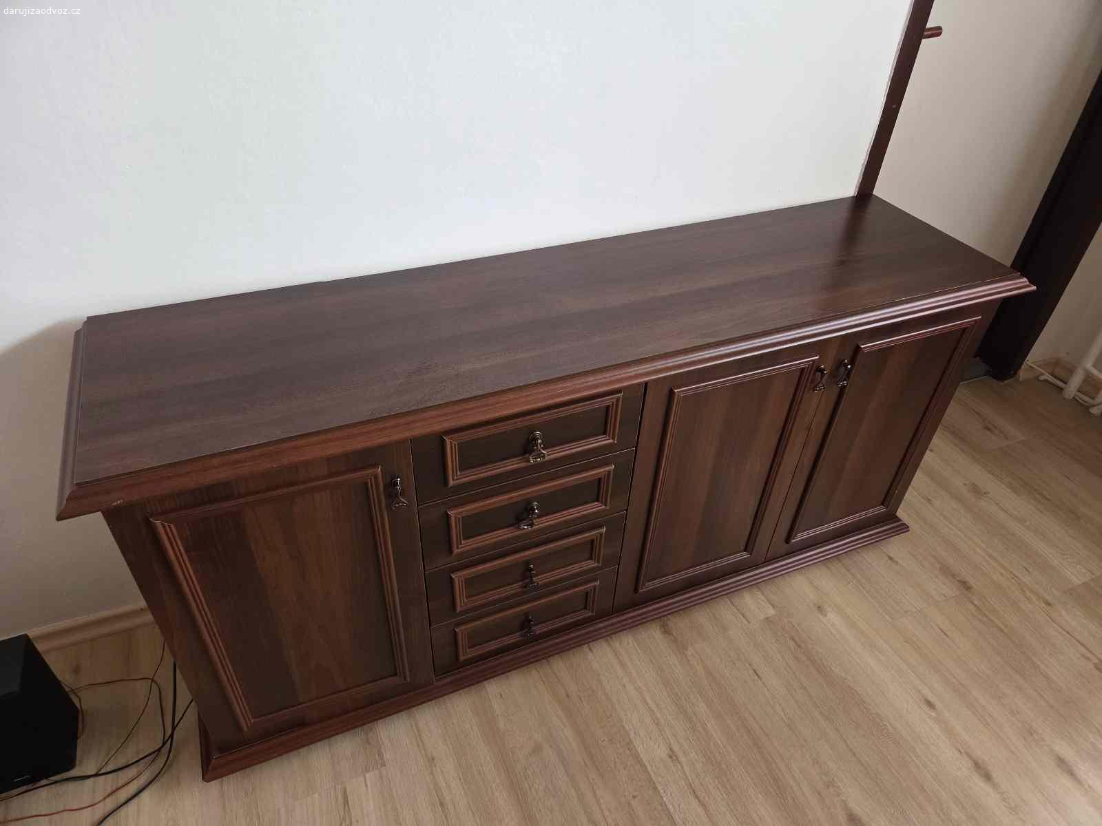 Obývací stěna a příborník. Daruji obývací stěnu s příborníkem. 
Ve skvělém stavu z nekuřácké udržované domácnosti.