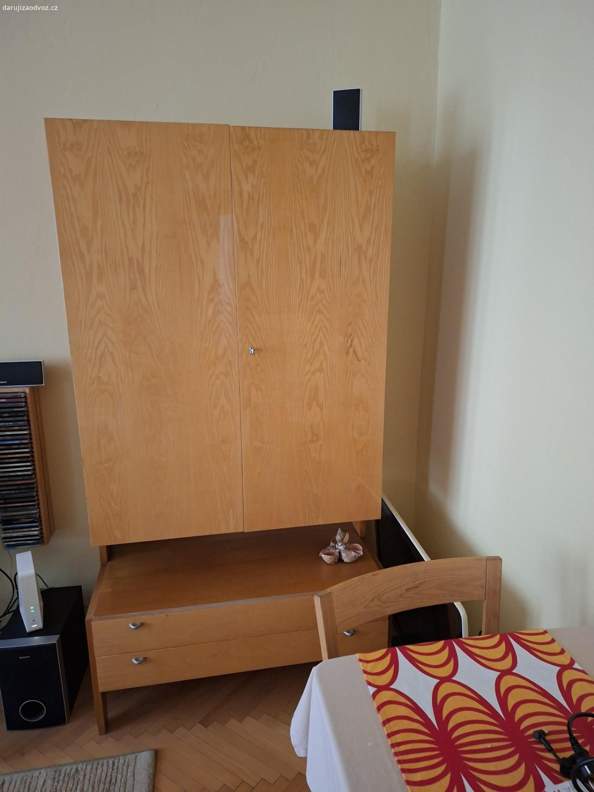 obývací stěna + jídelní stul. Stěna z sedmdesátých let v  dobrém stavu odnesete z druhého  patra bez výtahu nerozeznání do 3.9.2025