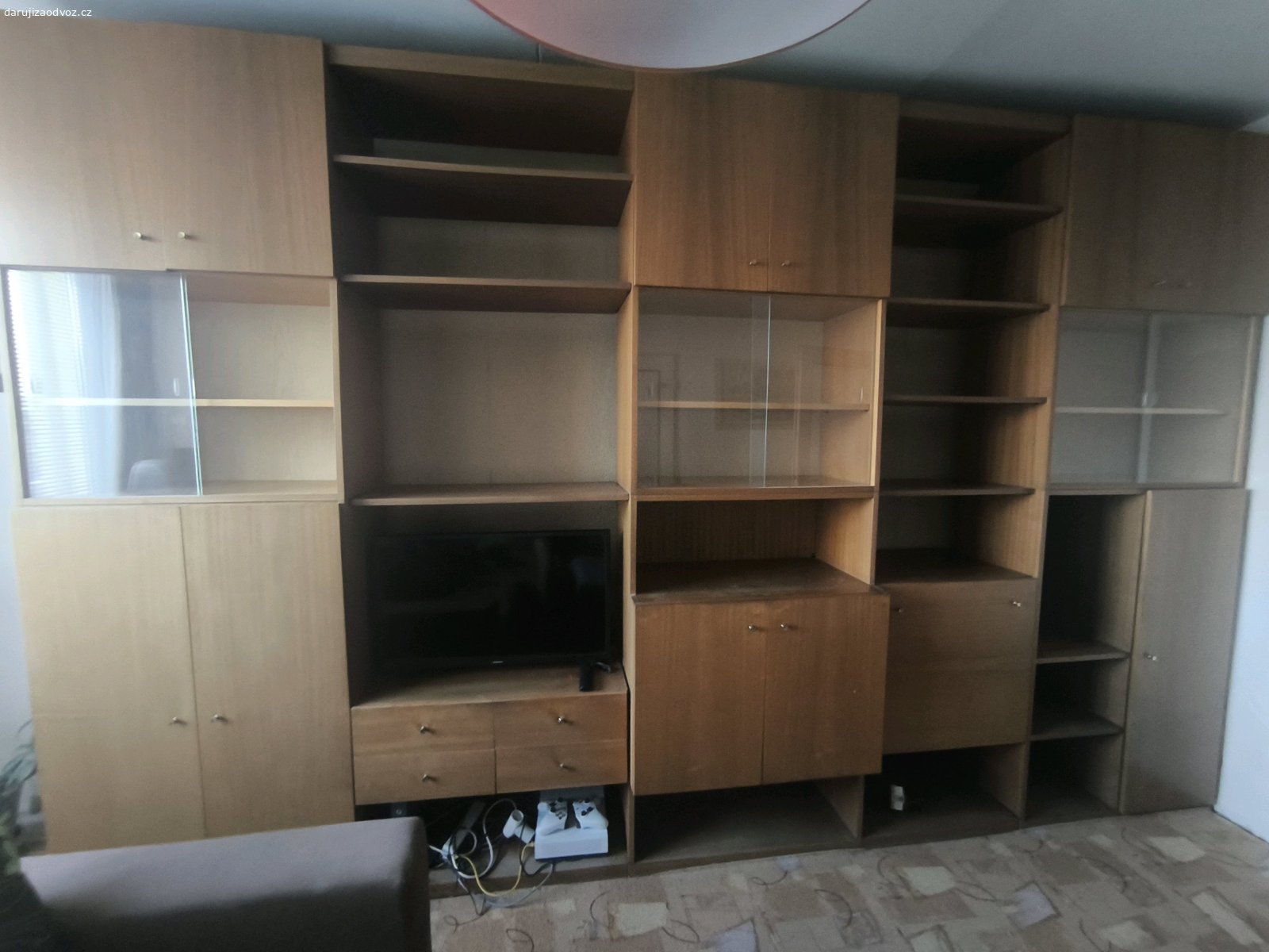 obývací stěna (z bloků). Daruji za odvoz obývací stěnu rozměry 380x240 - nejhlubší místo 50. Stěna je poskládaná z bloků. Řekl bych, že je ve velmi dobrém stavu, jen jedna skříňka dole vytržená z pantů, takže se na ní musí opatrně, ale drží zavřená v pořádku.

Ideálně kdyby někdo přijel, rozebral, naložil a odvezl.