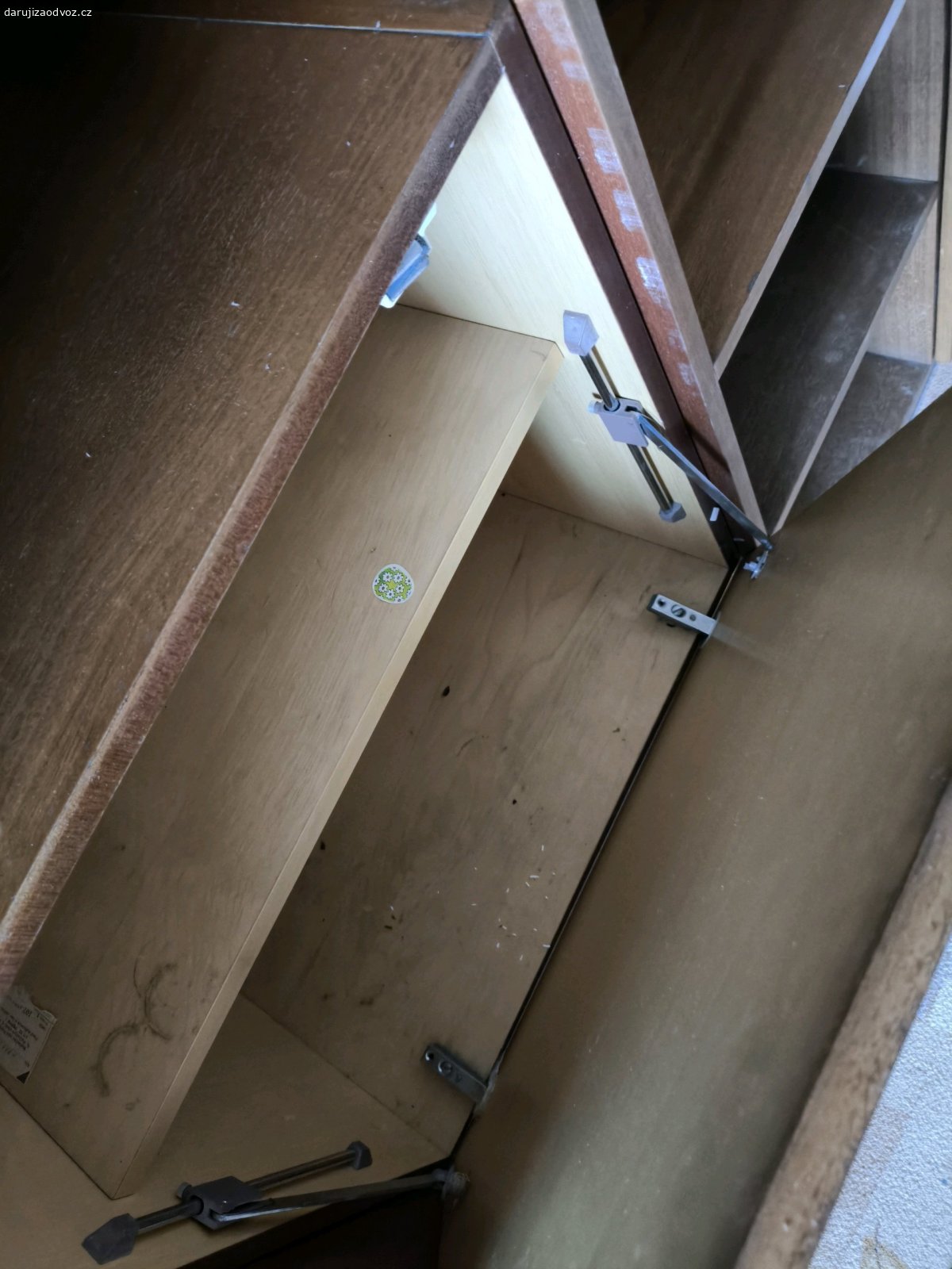 obývací stěna (z bloků). Daruji za odvoz obývací stěnu rozměry 380x240 - nejhlubší místo 50. Stěna je poskládaná z bloků. Řekl bych, že je ve velmi dobrém stavu, jen jedna skříňka dole vytržená z pantů, takže se na ní musí opatrně, ale drží zavřená v pořádku.

Ideálně kdyby někdo přijel, rozebral, naložil a odvezl.